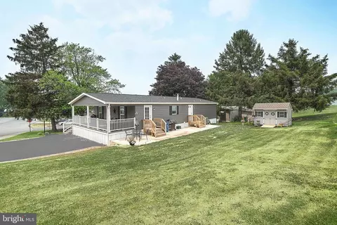 701 Lake Dr, Mount Wolf, PA 17347