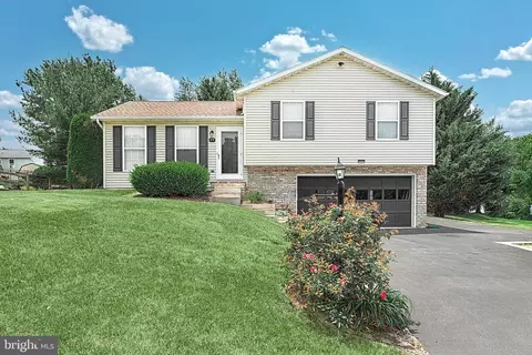 319 Azalea Dr, Hanover, PA 17331