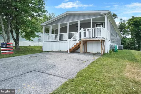132 Carbridge Rd W, Stewartstown, PA 17363