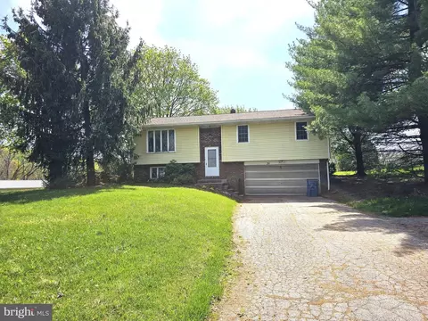39 Locust Ln, Thomasville, PA 17364