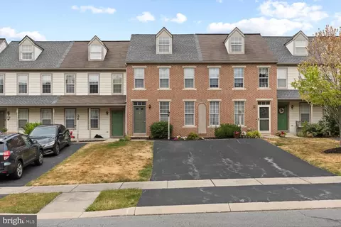 2759 Woodmont Dr, York, PA 17404