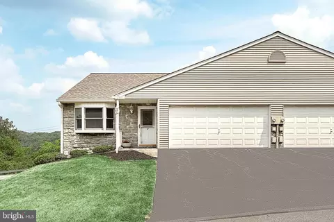 2547 Pin Oak Dr #114, York, PA 17406