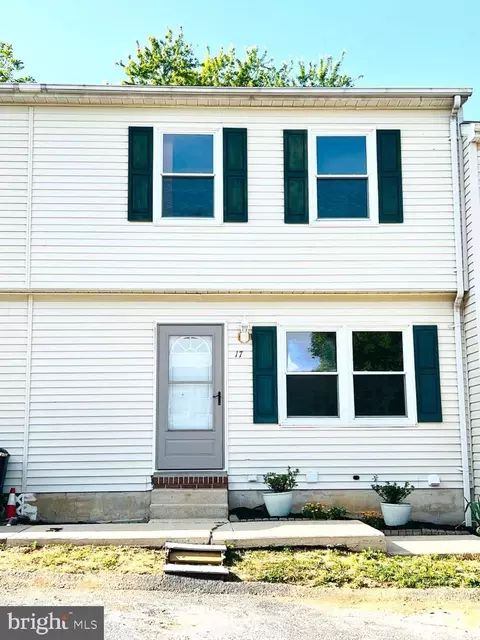 17 Camelot Ct, Stewartstown, PA 17363