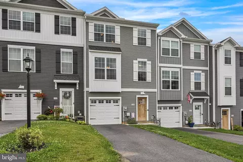 120 Overlook Dr, Hanover, PA 17331