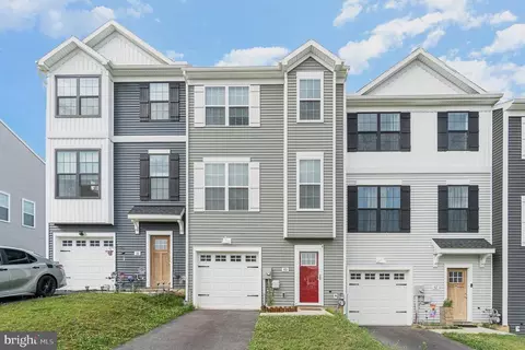 40 Overlook Dr, Hanover, PA 17331