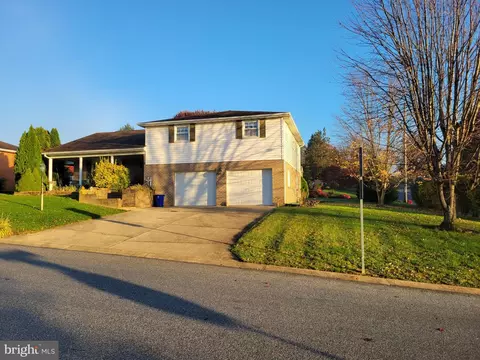 2940 Candlelight Dr, York, PA 17402
