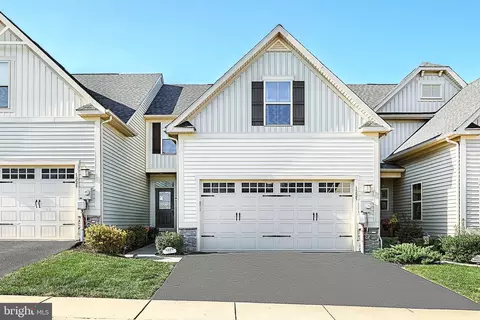 1225 Fieldbrook Cir #5, York, PA 17403