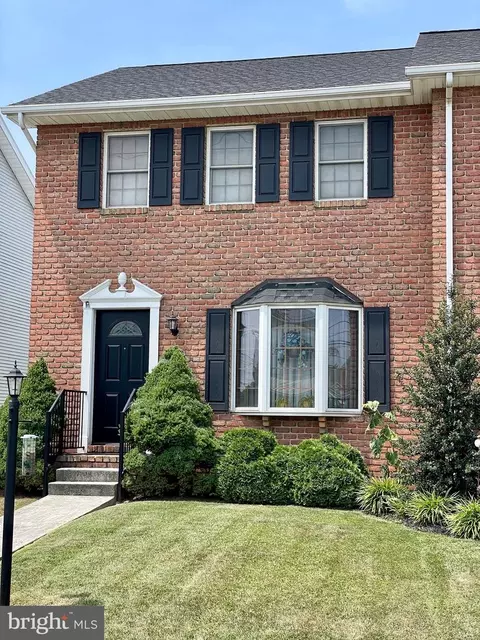 548 E Walnut St, Hanover, PA 17331 photo 2