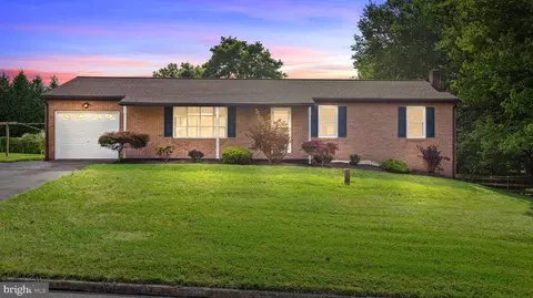 2 N Seasons Dr, Dillsburg, PA 17019