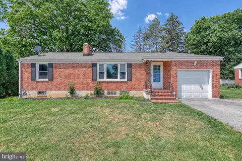 2762 Meadowbrook Blvd, York, PA 17406