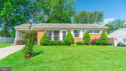 18 Crestview Dr, York, PA 17402