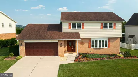 885 Solarlight Dr, York, PA 17402