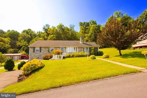 735 Locust St, Mount Wolf, PA 17347