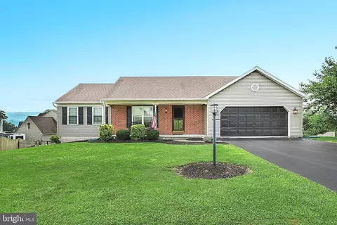 45 Abbey Dr, Mount Wolf, PA 17347
