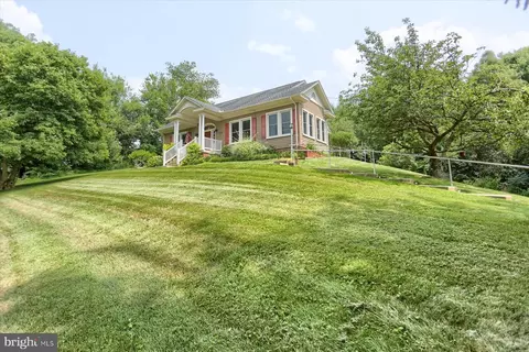 1075 Raver Ln, Glen Rock, PA 17327