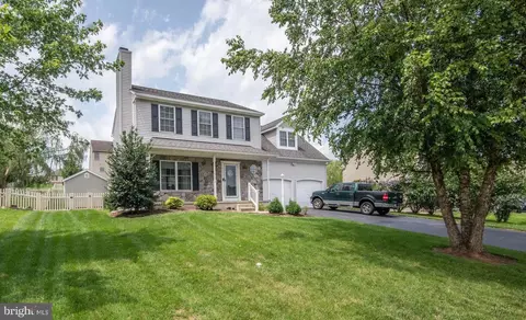 230 Torrey Pines Dr, Mount Wolf, PA 17347