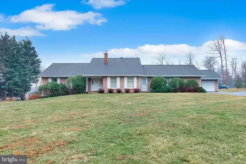 106 Deer Trl Dr, Spring Grove, PA 17362