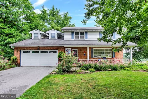 140 Valley View Dr, Hanover, PA 17331