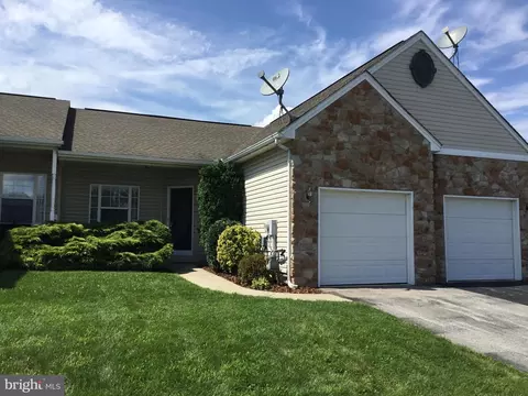 1886 Deerfield Dr, Dover, PA 17315