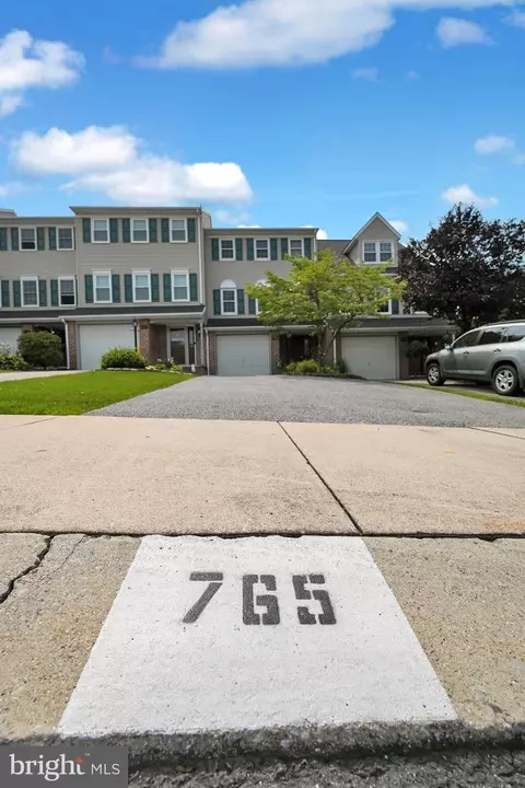 765 Robin Hill Cir, York, PA 17404