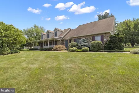 4515 Starview Rd, Mount Wolf, PA 17347