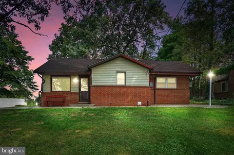 695 Jefferson Ln, Red Lion, PA 17356