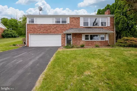 2548 Eastwood Dr, York, PA 17402