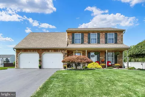 280 Pebble Beach Dr, Mount Wolf, PA 17347
