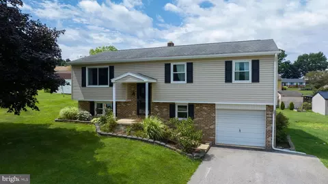 1375 Whispering Springs Dr, York, PA 17408