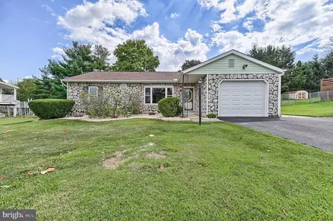 3355 Taunton Dr, York, PA 17402