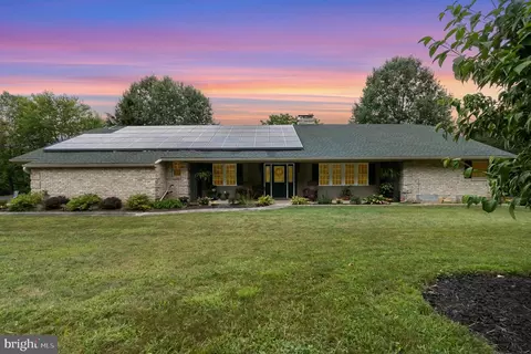3716 Starview Rd, Mount Wolf, PA 17347