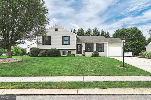 1662 Taylor Dr, Hanover, PA 17331