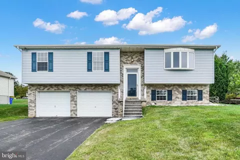 166 Switchpoint Dr, Stewartstown, PA 17363
