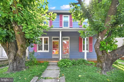 9 S Main St, Stewartstown, PA 17363