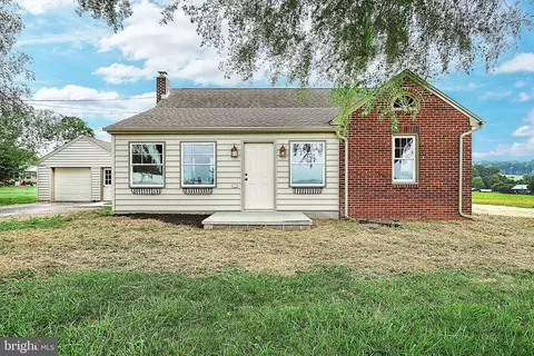5432 Thoman Dr, Spring Grove, PA 17362