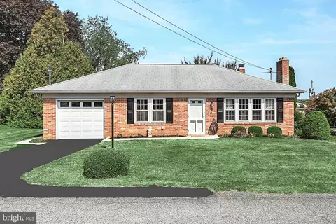 29 E Crestlyn Dr, York, PA 17402