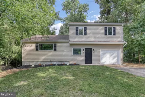 1060 Twin Lakes Rd, Lewisberry, PA 17339