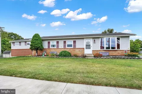 606 Oakwood Dr, Dover, PA 17315