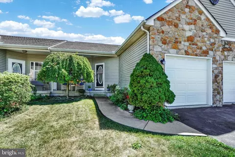1855 Deerfield Dr, Dover, PA 17315