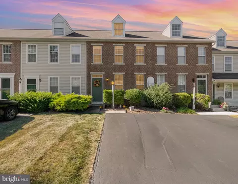 2793 Woodmont Dr, York, PA 17404