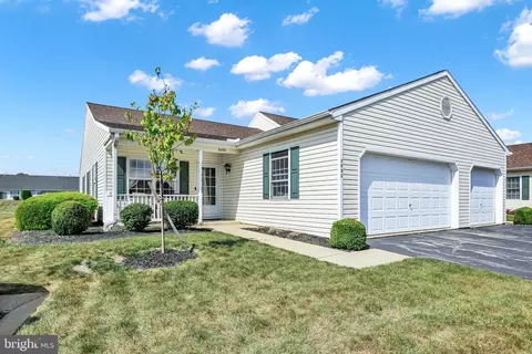 2032 Village Cir E, York, PA 17404
