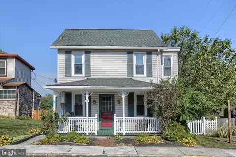 92 N 2nd St, Mount Wolf, PA 17347
