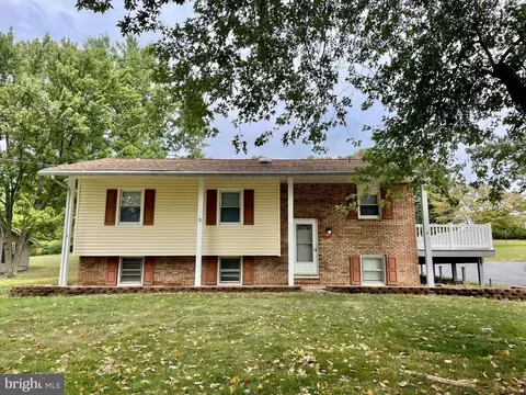 559 Sunset Dr, Hanover, PA 17331