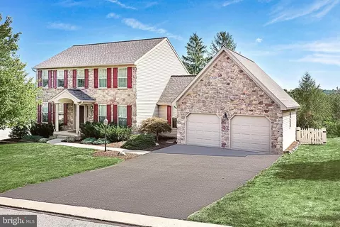 114 E Greenbriar Dr, York, PA 17407