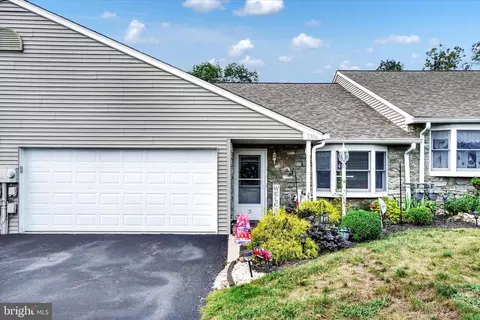 2504 Pin Oak Dr #96, York, PA 17406