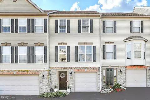 2734 Hunters Crest Dr, York, PA 17402