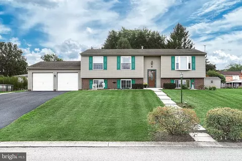 406 Dartha Dr, Dallastown, PA 17313