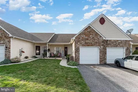1874 Deerfield Dr, Dover, PA 17315