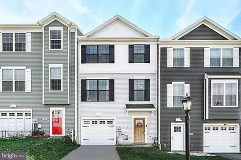 42 Overlook Dr, Hanover, PA 17331