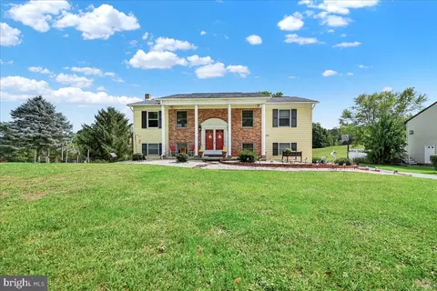 326 Valley View Dr, Hanover, PA 17331